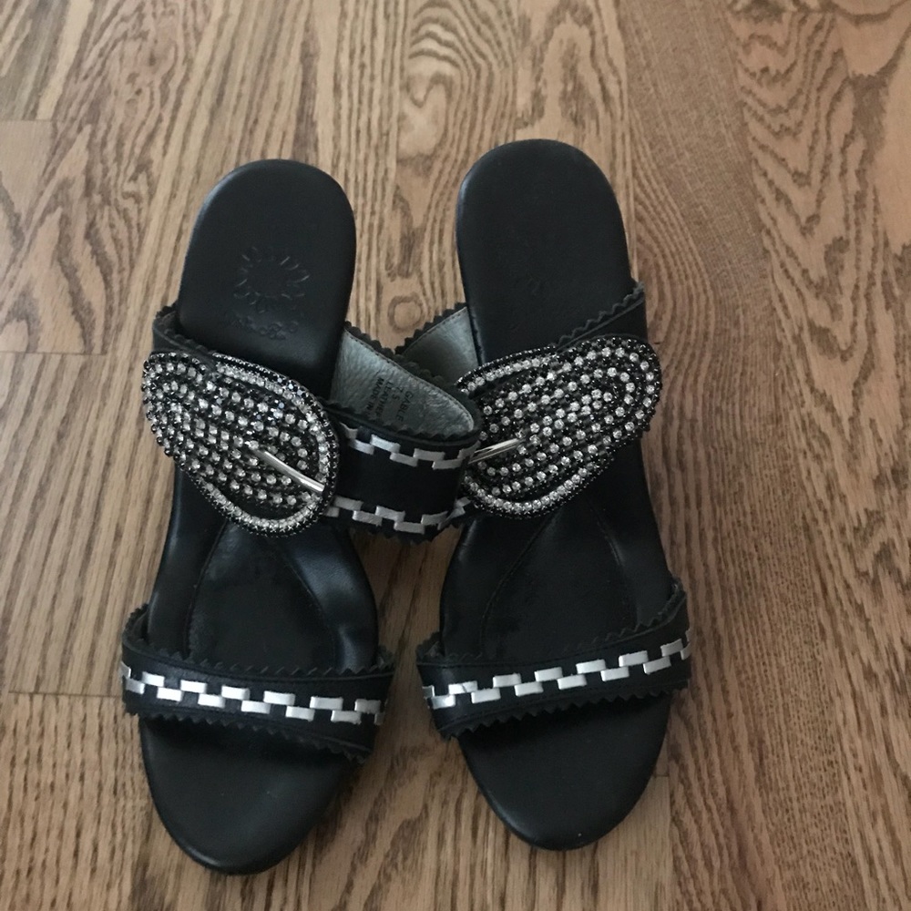 Black wedges
